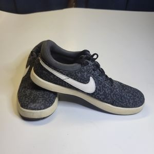 Girls Nike Shoes Sz 2.5 Y Gray Leopard low top skate